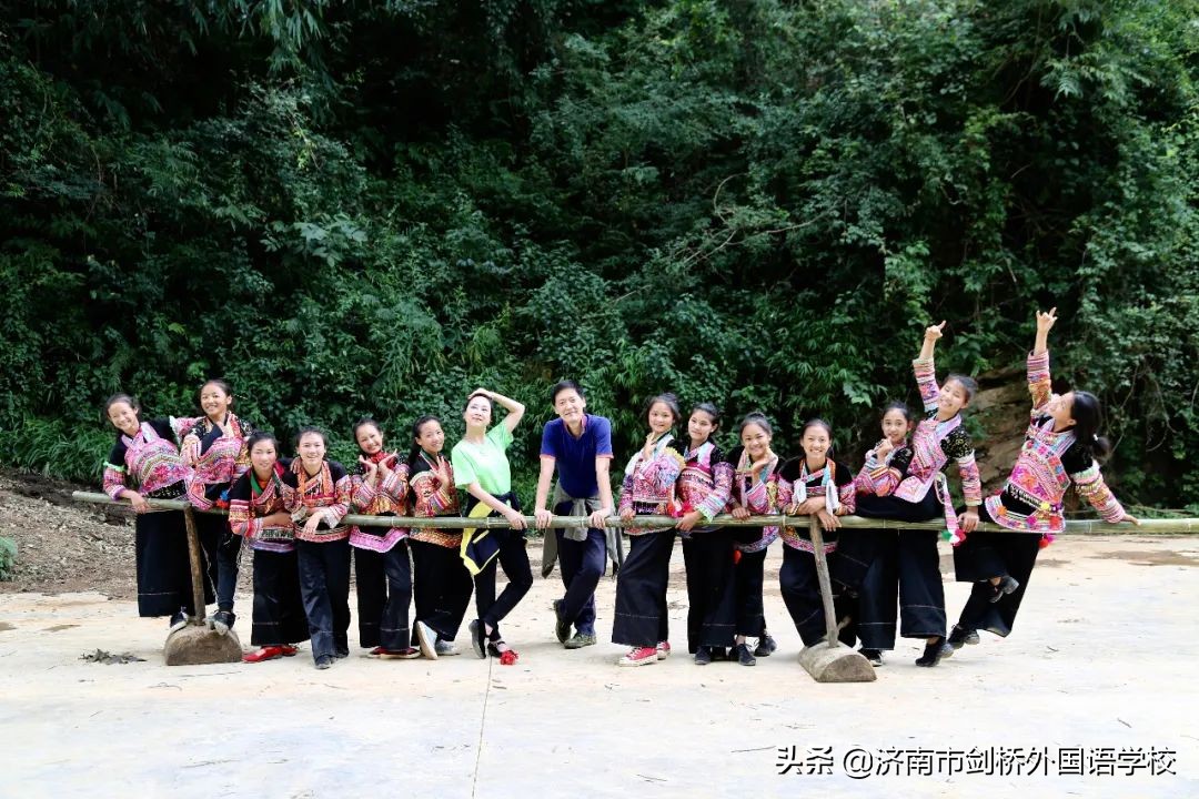 卖猪肉小女孩跳芭蕾舞,9岁女孩一边卖猪肉一边跳芭蕾