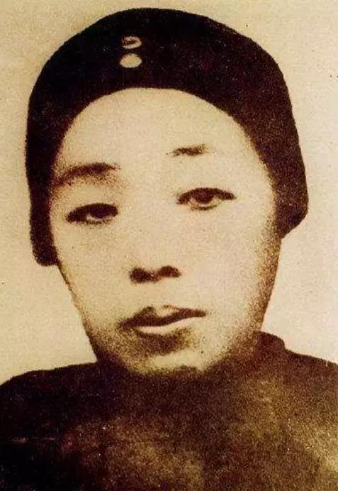 17岁嫁半百老夫，23岁丧夫守寡，大字不识，却用母爱养出一代大师