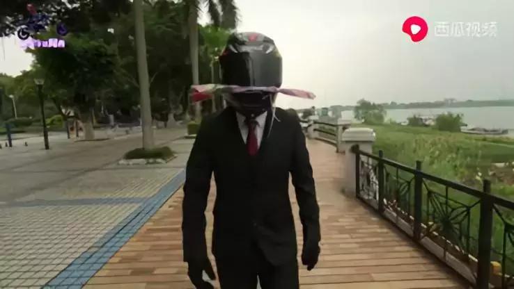 「故事」27岁男孩靠拍女装视频走红网络，他用行动证明越坚持越幸运