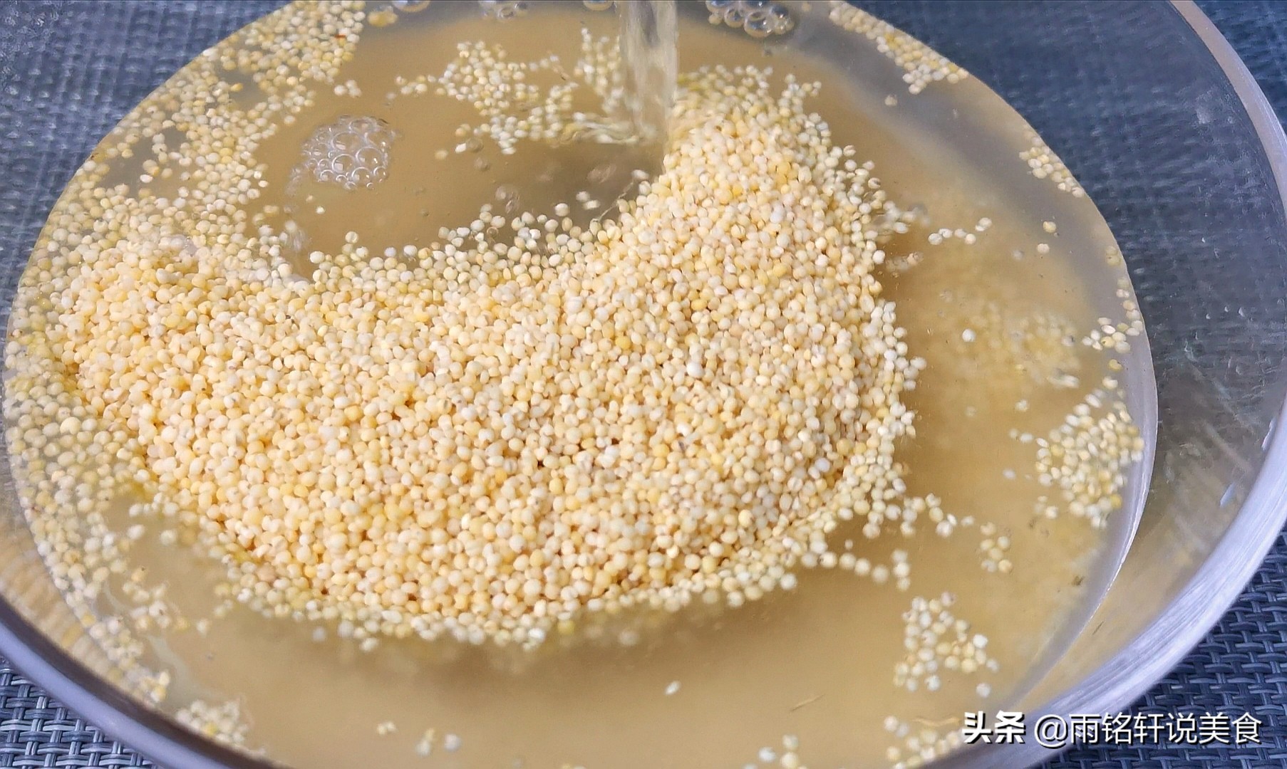 整粒小米做小米糕,小米做米糕的制作过程