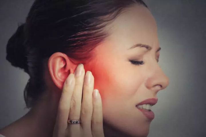 坐飞机耳朵疼适合哪个位置,坐飞机戴耳机能缓解耳朵疼吗