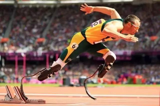 一双鞋装上28片“刀锋”弹簧，缓解脚底压力，跑步和走路一样轻松