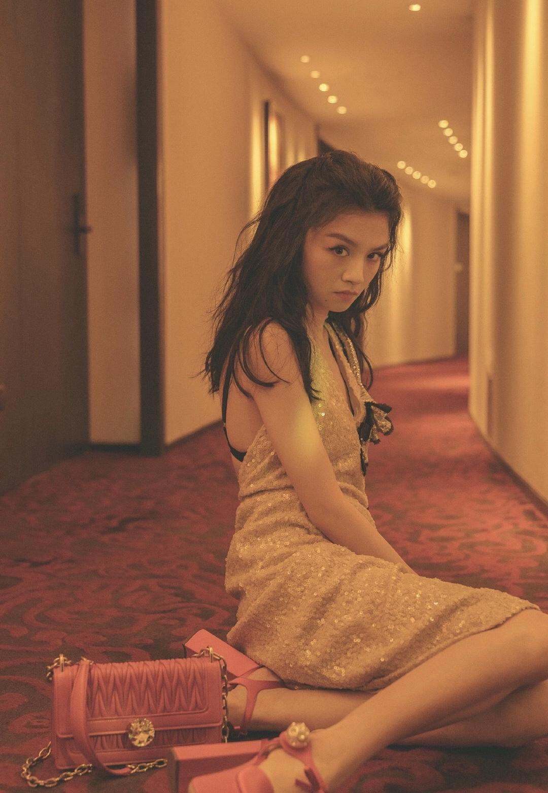 杨超越几千块衣服呈现200块风采?小花齐穿miumiu差别竟然这么大