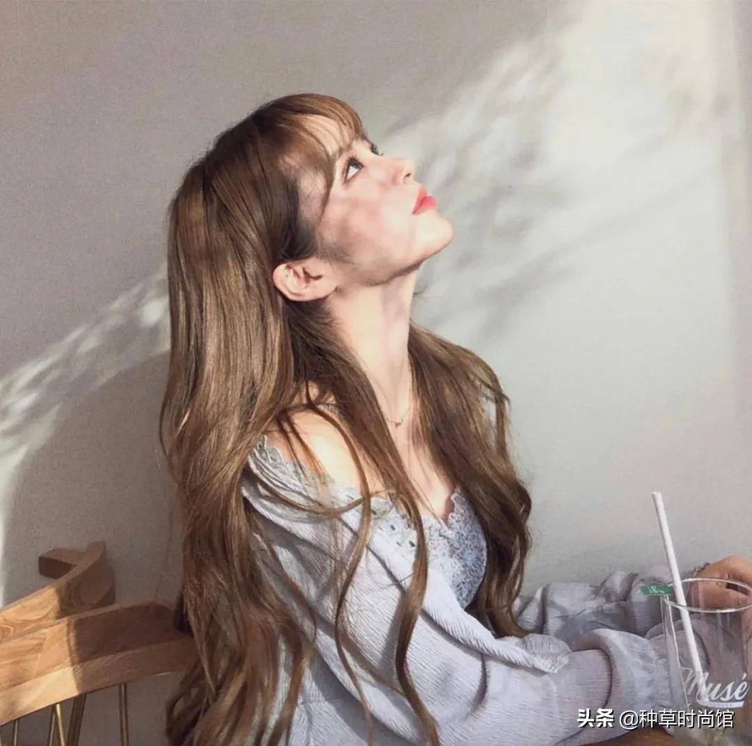 别再烫羊毛卷了！今夏“奶茶发”火了，超洋气