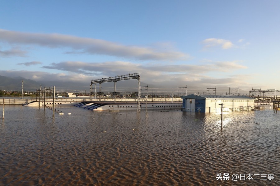 河川泛滥，日本新干线被水淹没！百辆面临报废