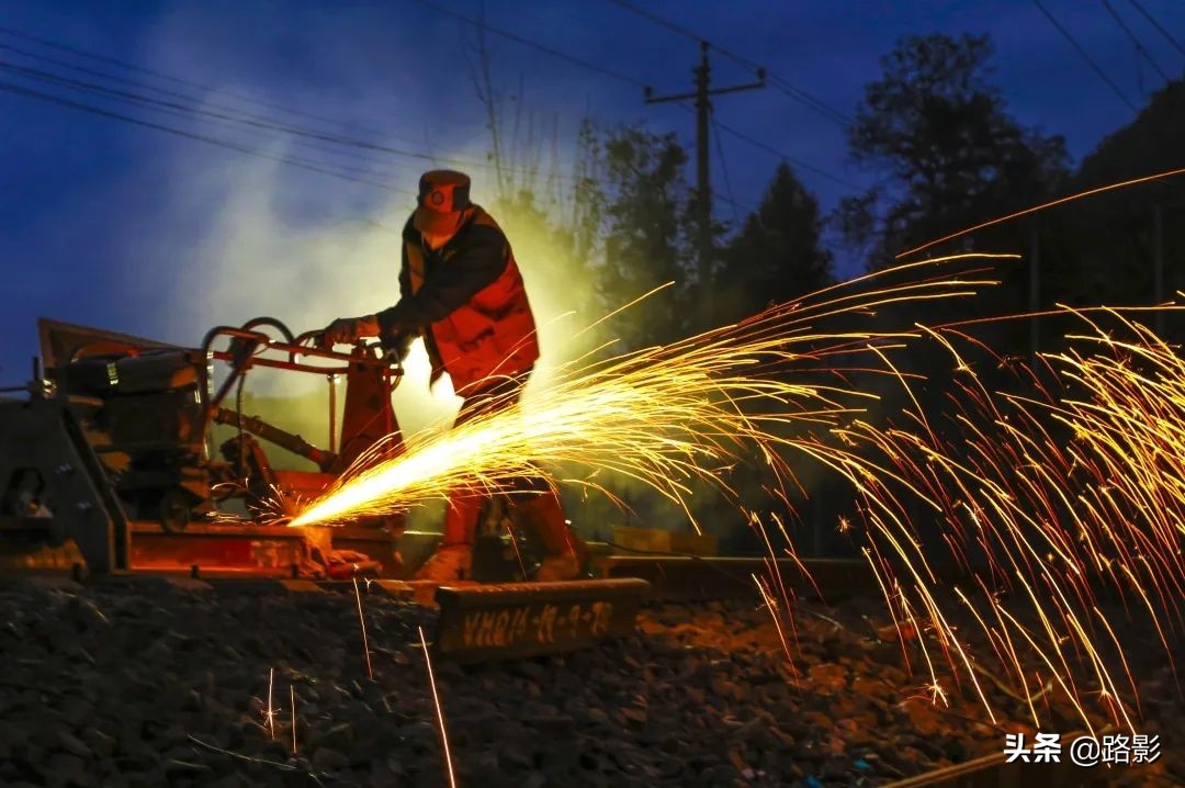 抗击疫情守护平安摄影征稿,战疫情保春运铁路警察在行动
