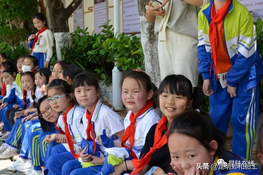 有限的场地无限的足球--新迎二小首届昆陆敦搏杯班级足球联赛开幕
