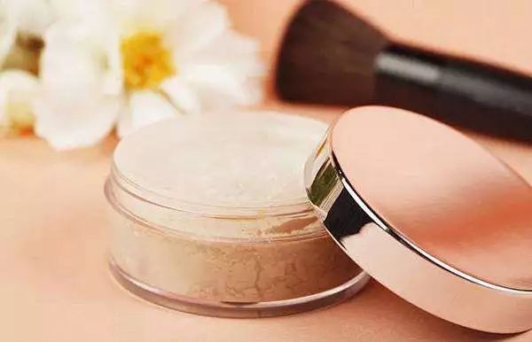 蜜粉和散粉不一样吗,蜜粉散粉粉饼的区别和使用