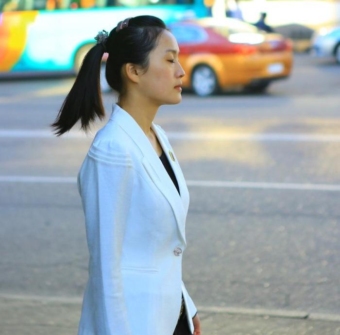 抓拍朝鲜街头冲我们笑的漂亮姑娘，鸭蛋脸上甜甜的笑