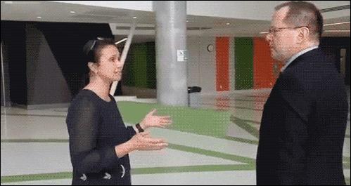 搞笑GIF，女朋友的身材就是好，关键时刻有用