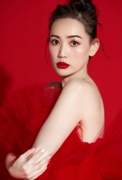 马蓉现身机场打扮如同一线女明星,马蓉蓝色礼服走红毯