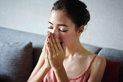 哭的时候喘不上气抽搐是什么症状,为什么身体平常会像哭完一样抽搐