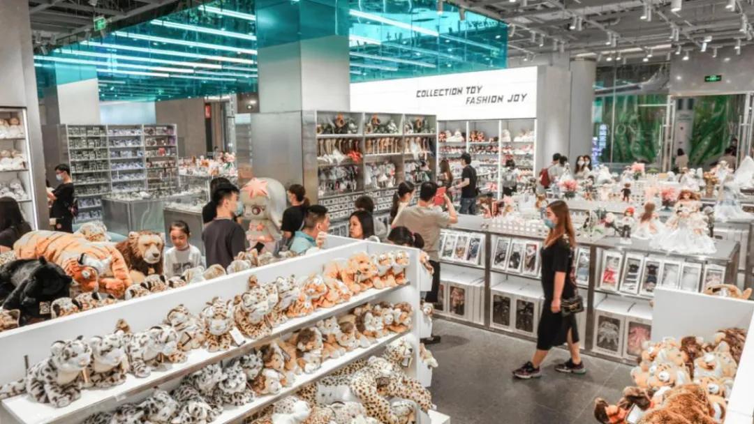 探店｜KK集团潮玩店X11：联名手办火热，背后是年轻人的情绪投射