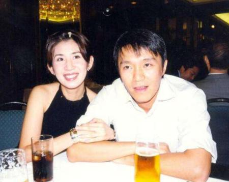 她被父亲嘲斗鸡眼，却因“丑角”一炮而红，曾公开怼周迅是小结巴