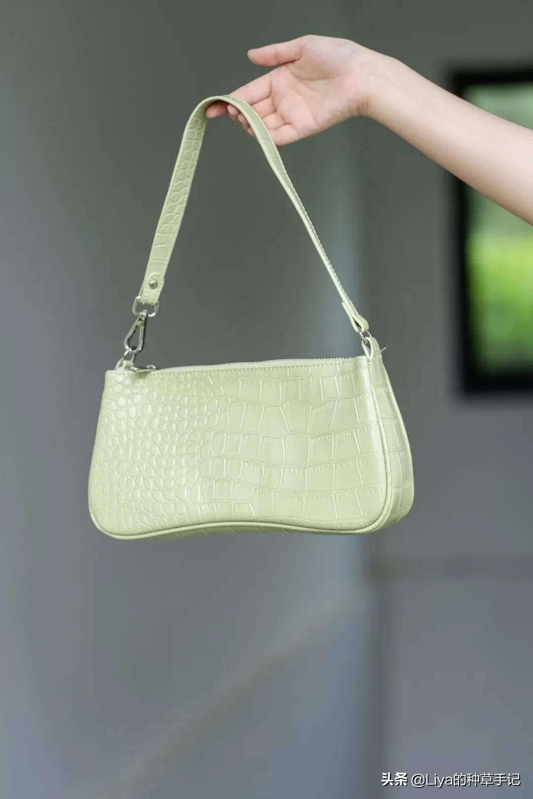 冬季背什么颜色的包包好看,40多岁背什么包包好看