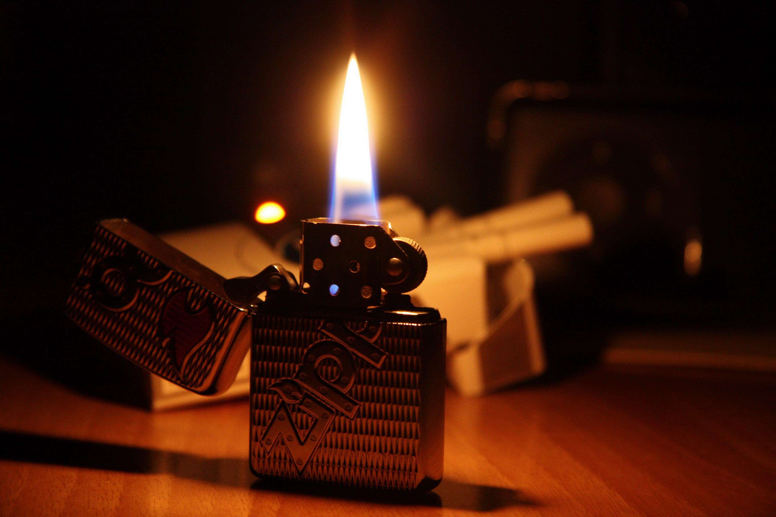 zippo打火机总有油味,zippo打火机supreme联名