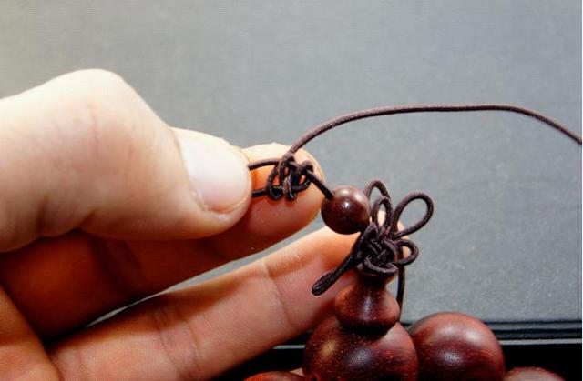 如何给文玩手串换绳,文玩换绳打结方法图解