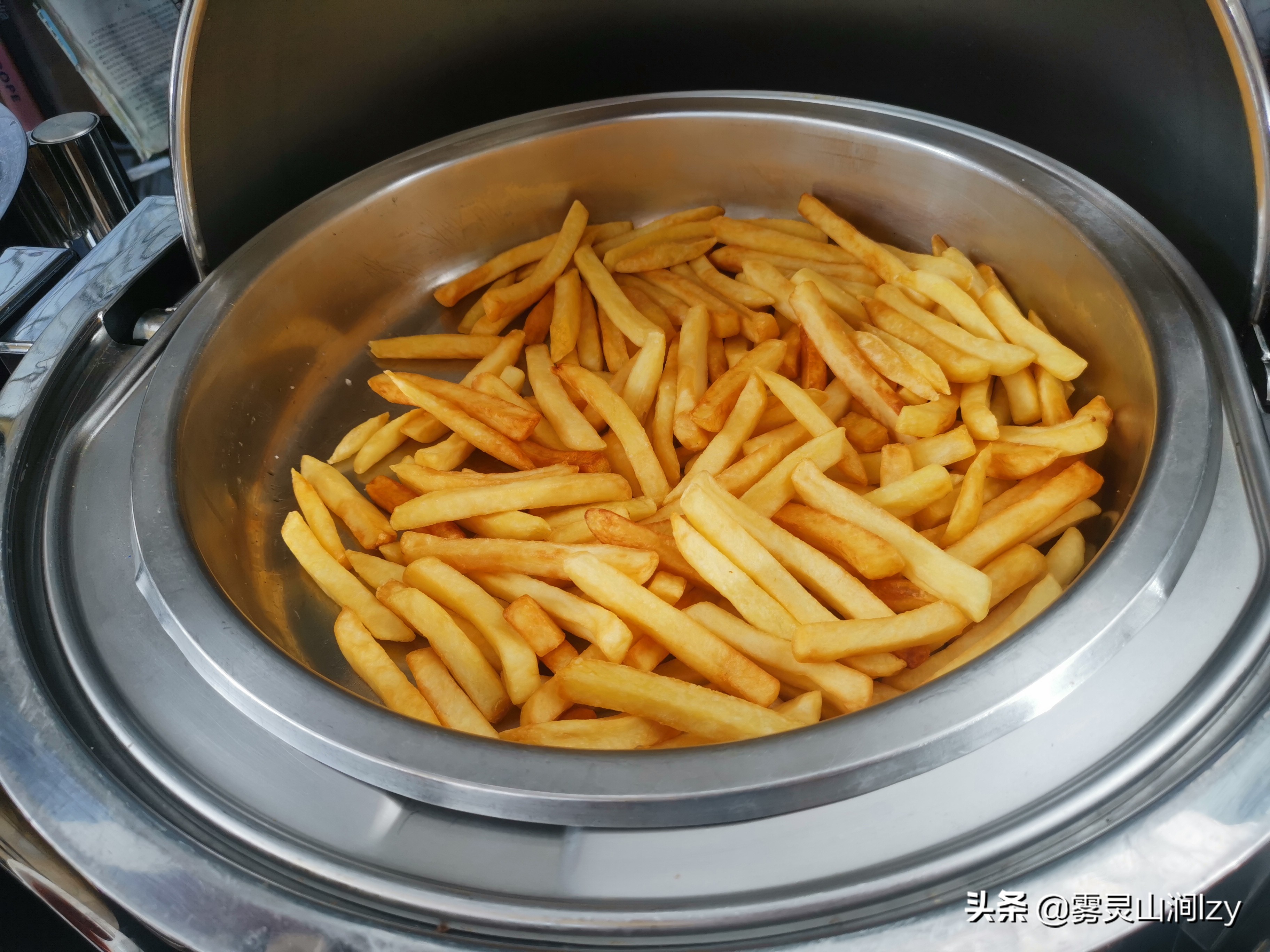 蓝天白云下的雪域高原布达拉宫,蓝天之下日光之城简介