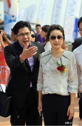 42年后，再看霍震霆和朱玲玲的请柬，依旧有质感，用语现老式豪华