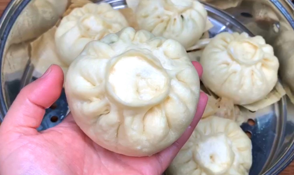 蒸包子怎么开锅蒸不塌皮不回缩,为什么蒸包子总有一两个包子回缩