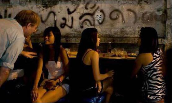 越南夜市生活美女如云,中国越南交界夜市