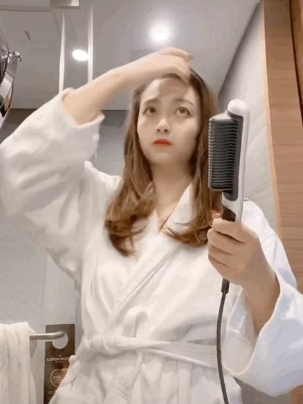 杨幂终于换新发型!老气卷发换活力直发,33岁摇身一变成“00后”