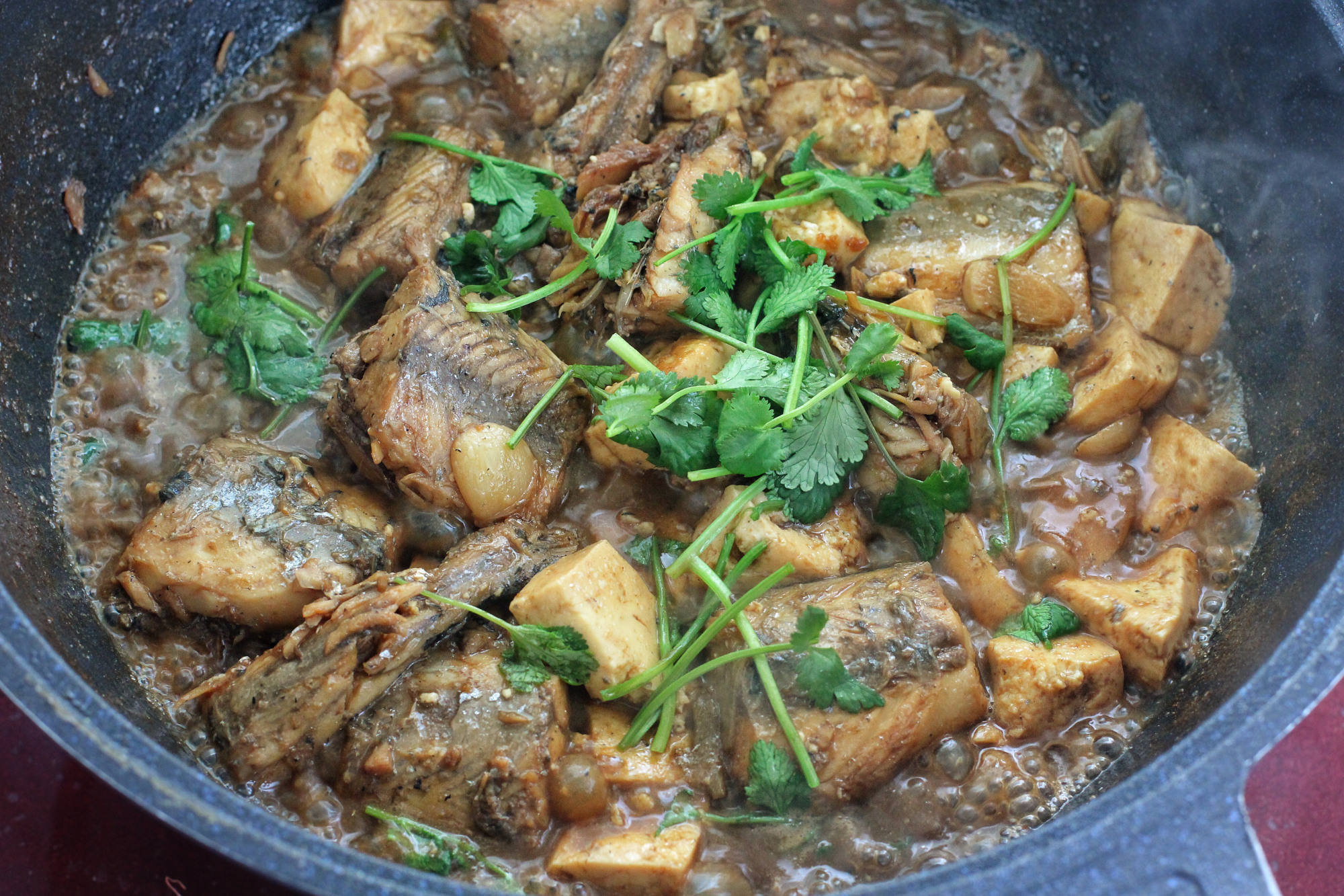 千炖豆腐万炖鱼的功效与作用,鲜香美味的鱼炖豆腐