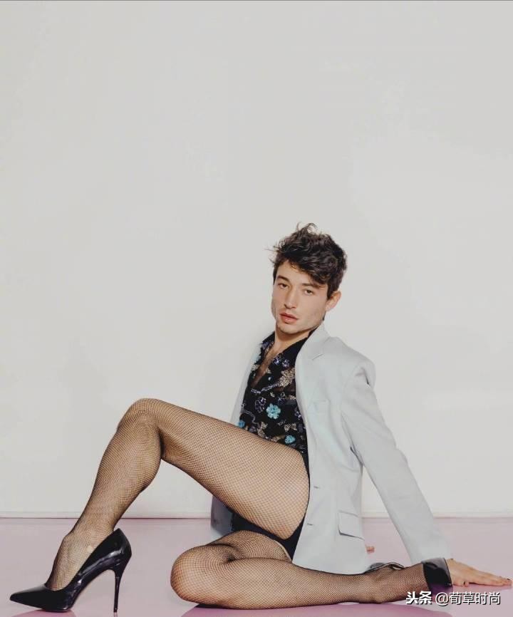 男人骚起来不管女人事！E妹踩高跟穿胸衣演绎性感，不料*袜丝**破了