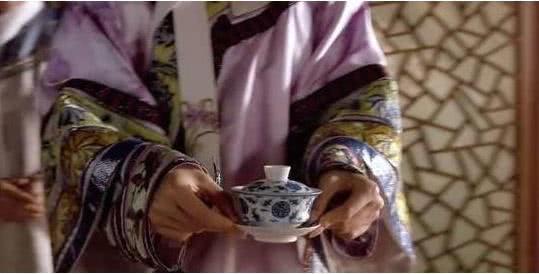 甄嬛初进宫与陵容和眉庄结为好友,甄嬛眉庄和陵容三个人的暖心对话