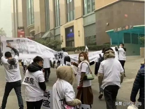 我们都是欠债的人,每个人都是接盘侠