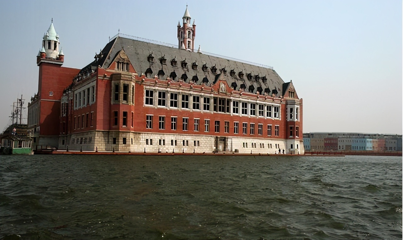 1999年缔造沈阳荷兰村，4年后锒铛入狱，中国第二富豪沉浮录