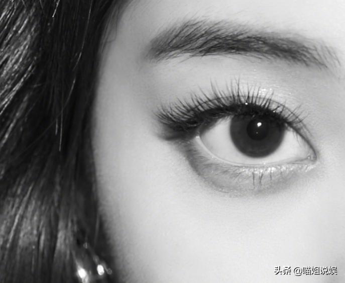 喜欢晒眼睛特写的小花，“苍蝇腿”睫毛触及审美低谷，无法理解