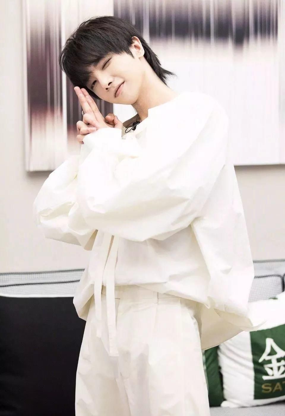 为什么听华晨宇的歌会想哭,为啥华晨宇的歌一般人欣赏不来