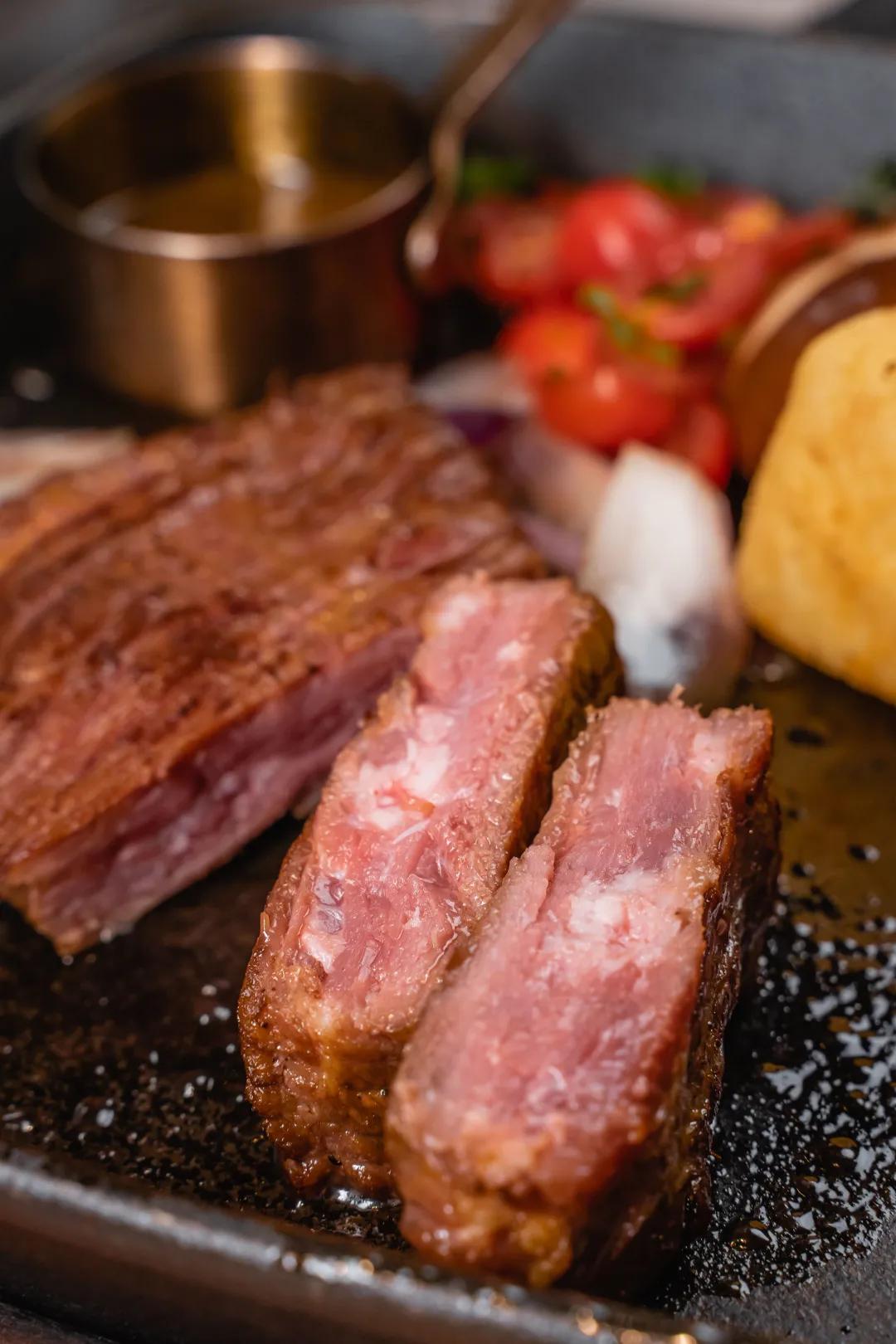 吃「M5和牛」!喷火一米高才能吃!北京路、岗顶...