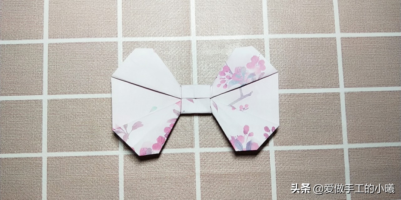 儿童折纸简单手工幼儿园蝴蝶结,蝴蝶结手工折纸超简单正方形纸
