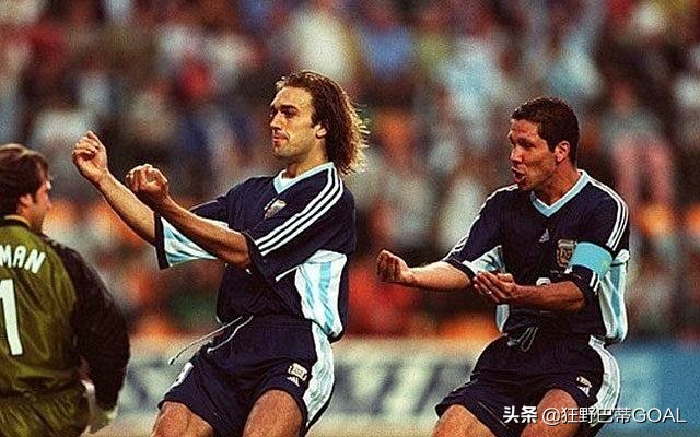 战神巴蒂带奖牌,战神巴蒂庆祝动作图片高清