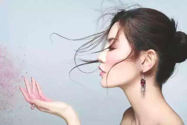 40岁女人的六种表现,40岁女人有异味怎么办