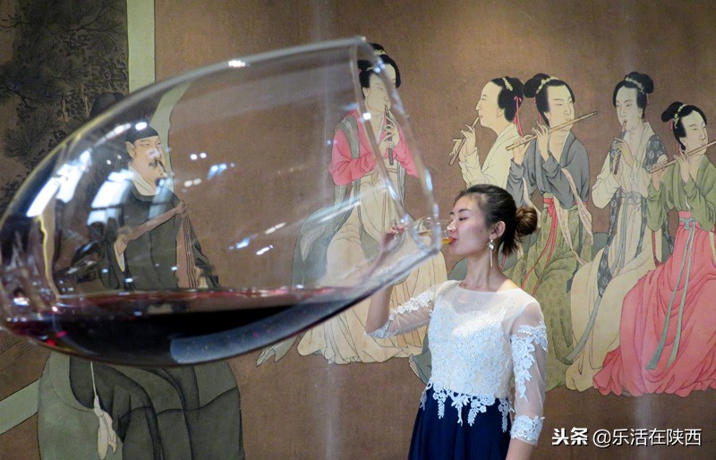 美女红酒肚兜秀，最美中国风，寒冬中华郡嗨翻天