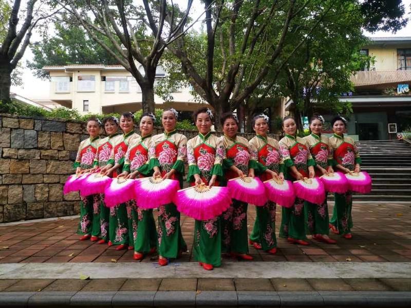 老年秧歌队庆祝元宵节,赞美老年秧歌队