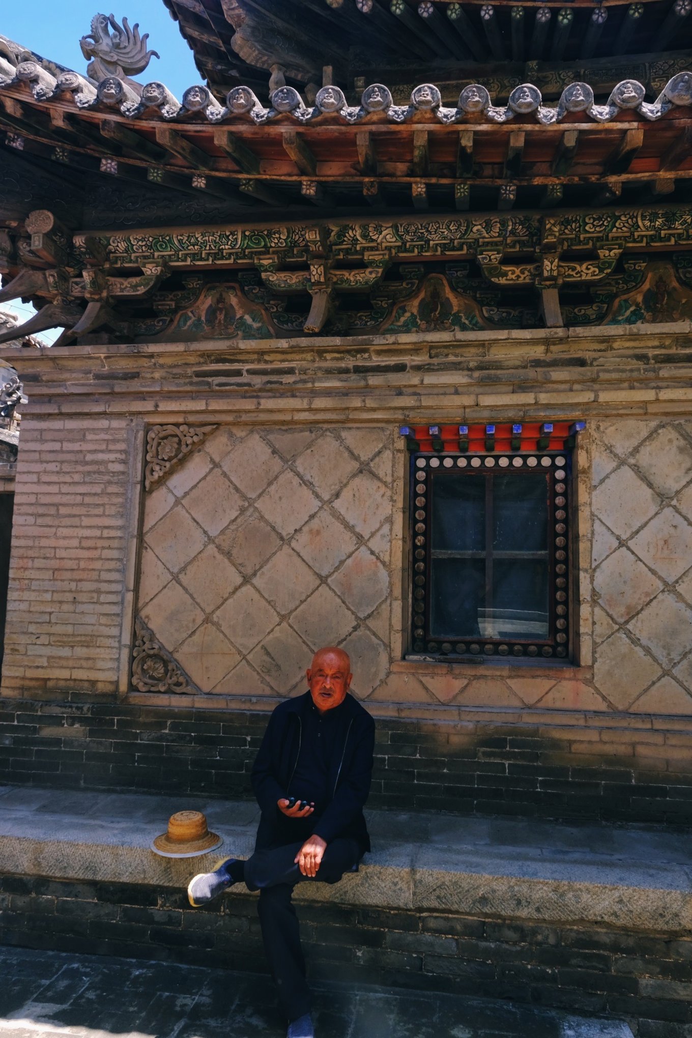 第一个看到的是鹰王殿，这是一座面阔三间的明代建筑