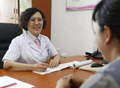 坐月子能不能洗头洗澡头发好痒,坐月子能不能洗头吹风