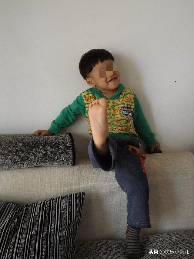 过年亲戚上门，5岁“熊孩子”砸烂电脑屏幕，亲戚：换个屏就行了