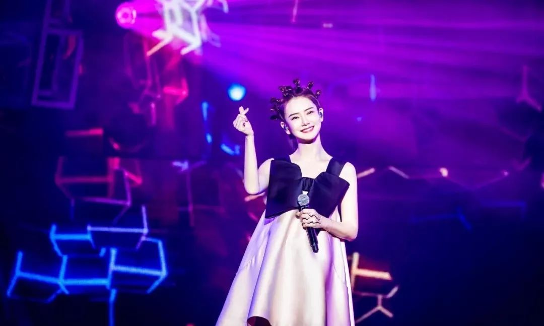 戚薇许嵩最新视频,戚薇现身许嵩演唱会全程抢热搜