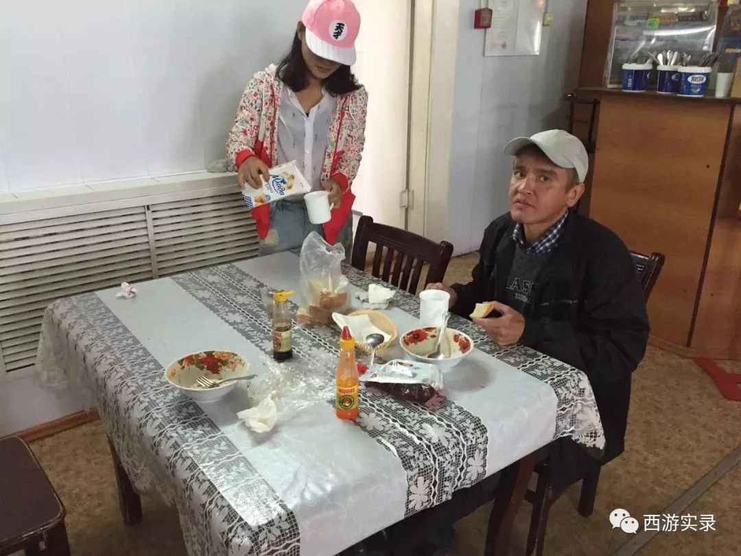 这女孩看到俄罗斯帅哥搭车，逼我停车，否则跳车