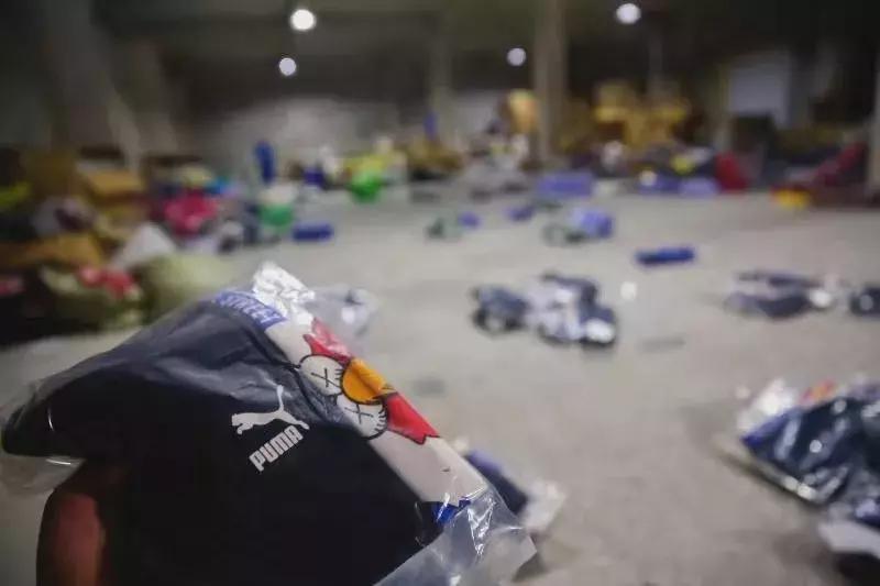 新野警方破获一起售卖假名牌,实拍青岛500多警力突袭诈骗窝点