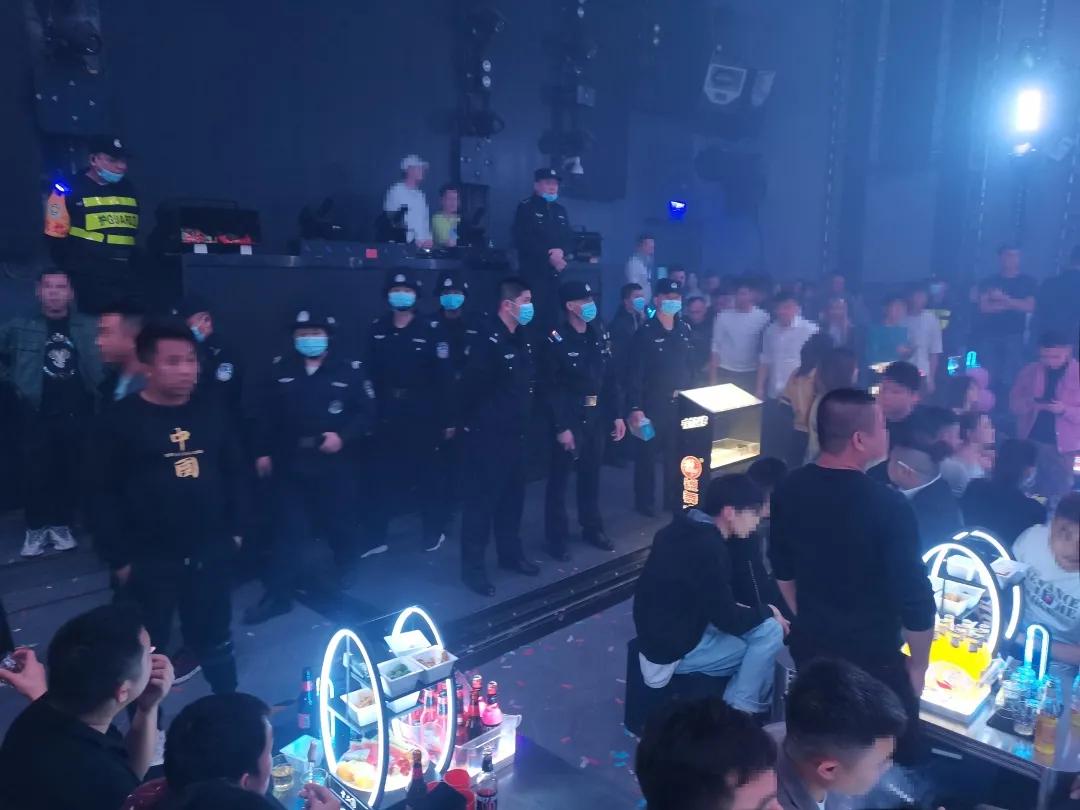 凌晨出动开展夜查行动,警方星夜清查风暴