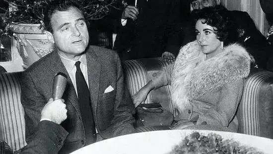 伊丽莎白泰勒去世时儿女在身边吗,伊丽莎白泰勒为什么离婚两次