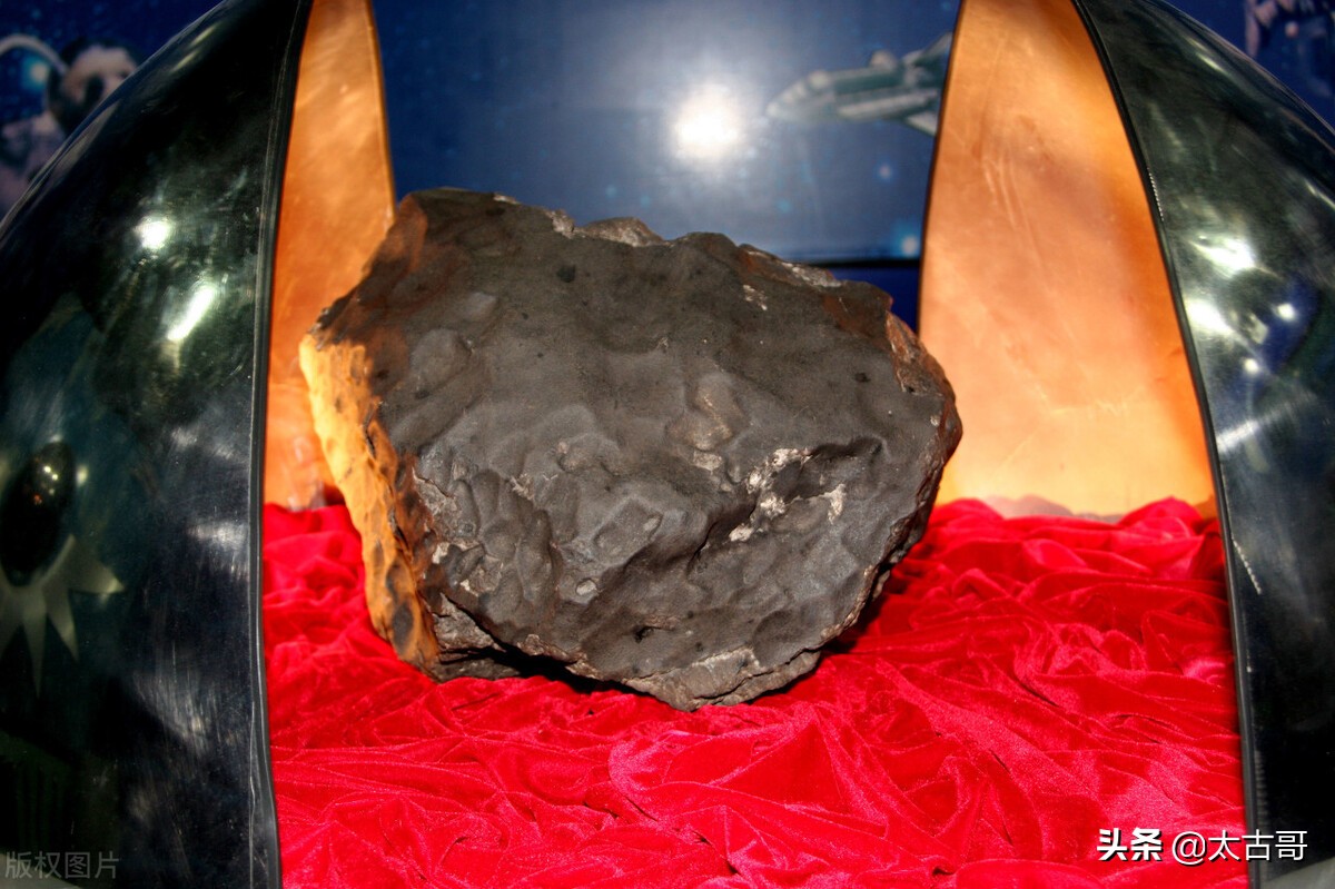 陨石坠落地面为什么能产生爆炸,陨石坠落在大气层中突然爆炸