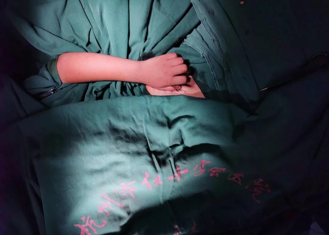 小女孩手被旋转门夹断,五岁小女孩手被门夹住