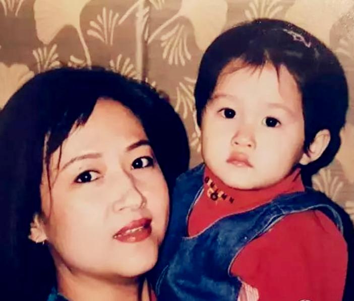 她原名叫王蒙蒙，王朔帮她进入娱乐圈，与刘涛、杨紫合作很愉快